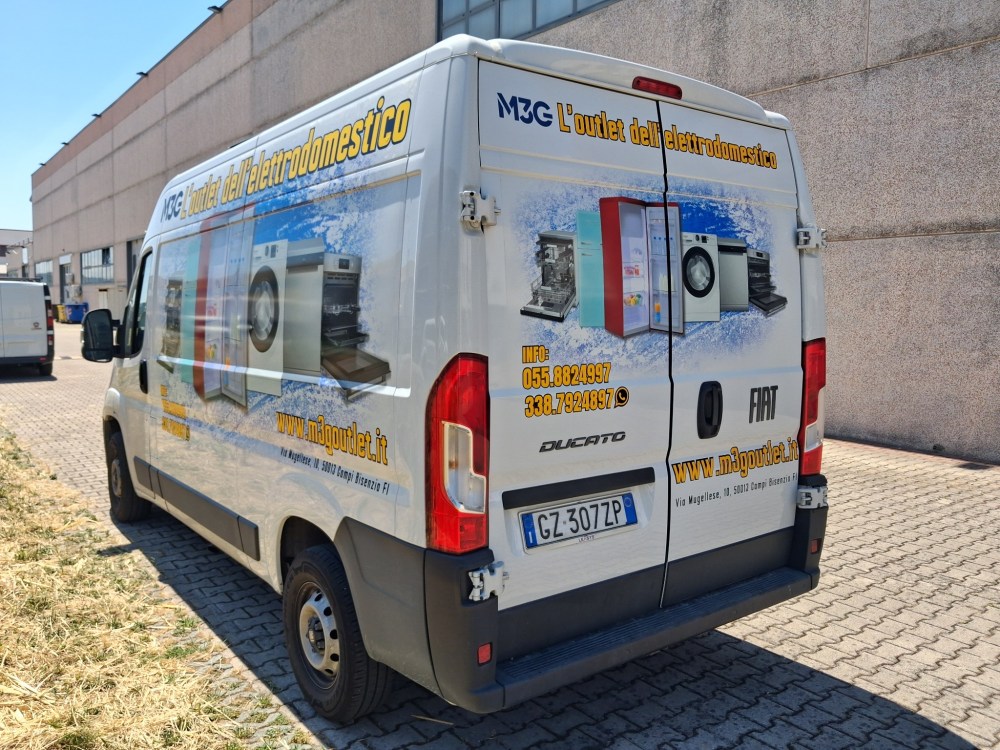 Grafica pubblicitaria su furgone