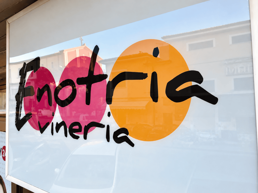 Grafica adesiva per vetrine e insegne.