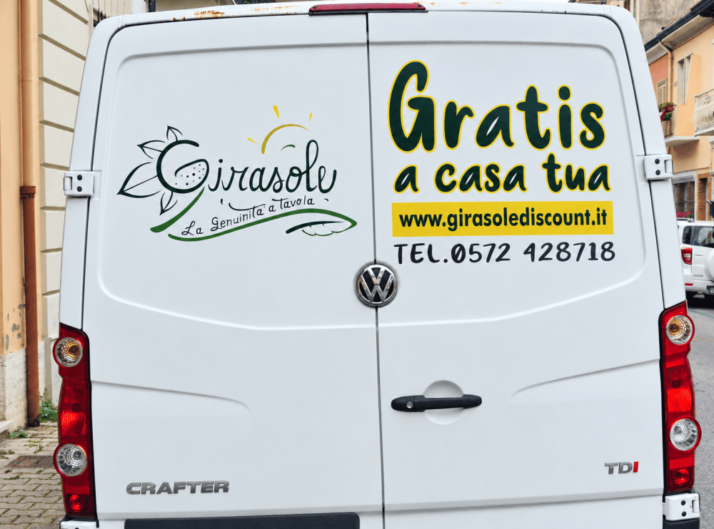 Scritte e grafiche pubblicitarie su automezzi.