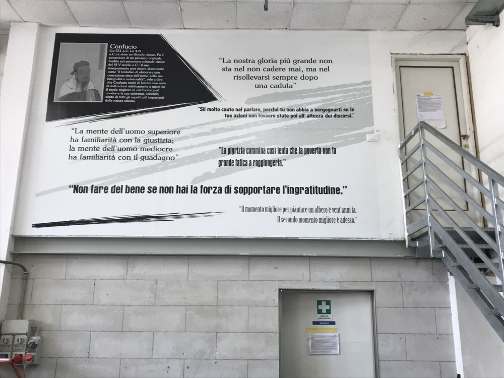 Comunicazione grafica su pareti e pannelli.